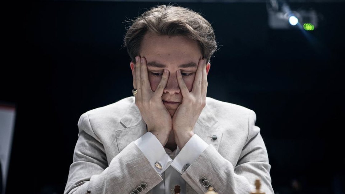 Vincent Keymer in tiefer Konzentration am Brett (Foto: Deutscher Schachbund)