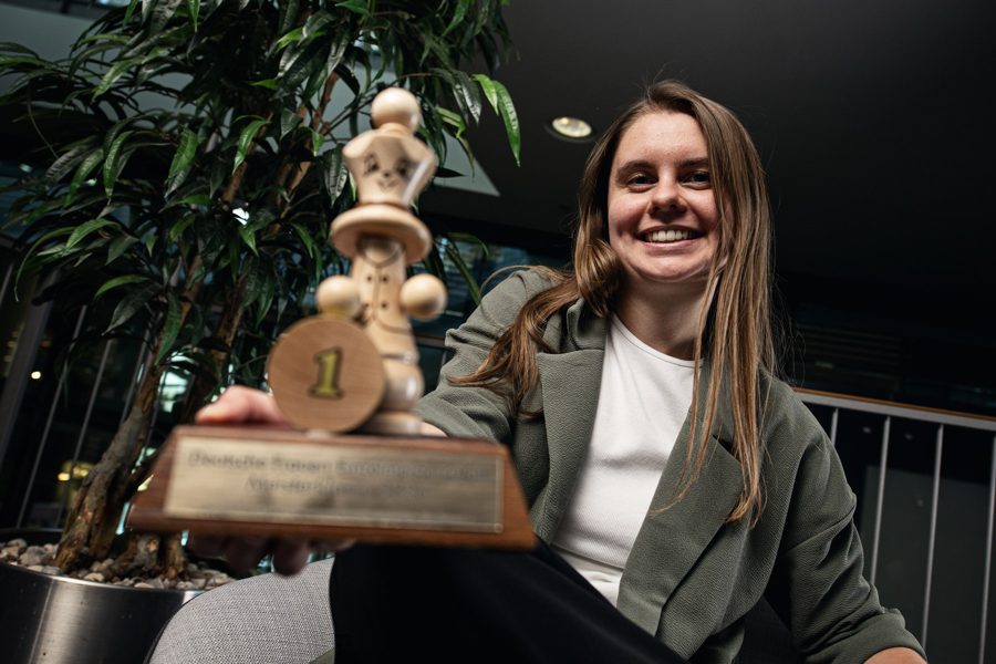 Jana Schneider, Deutsche Meisterin der Frauen, mit dem Pokal